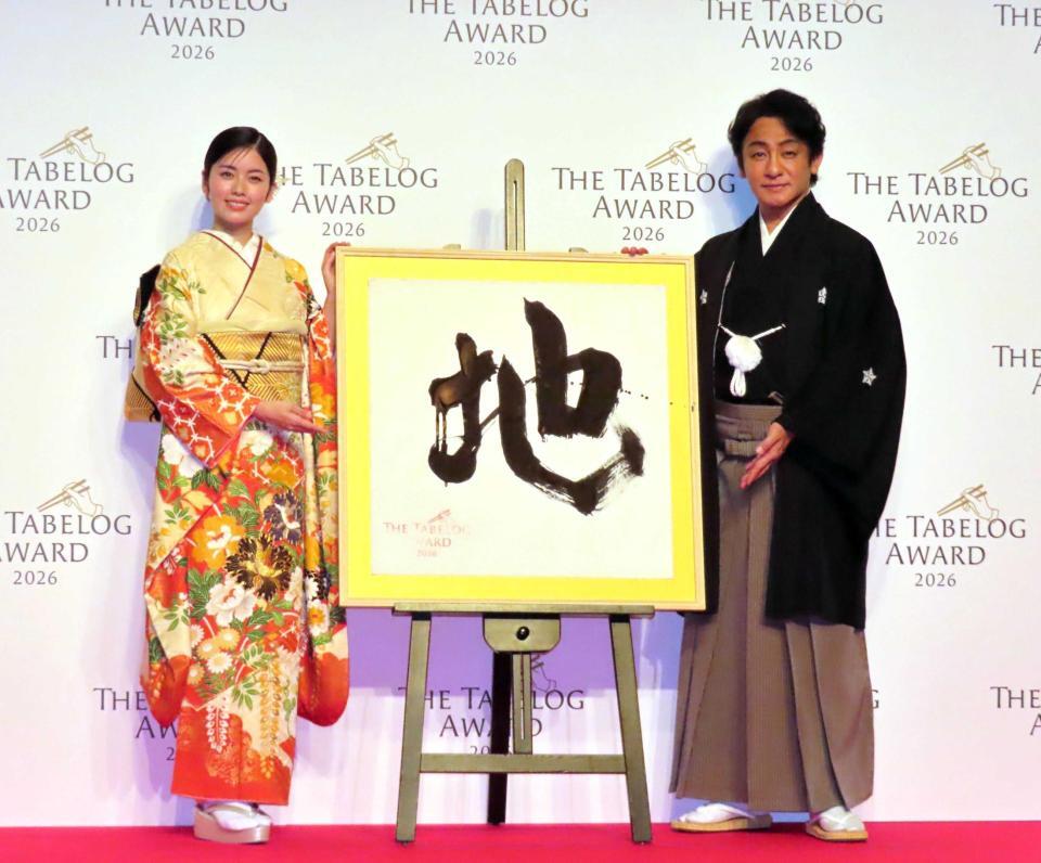 プレス向け発表会に出席した小芝風花（左）と片岡愛之助