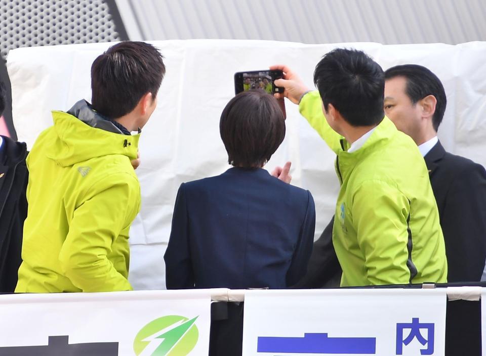 街頭演説を終え自撮りで記念撮影する高市早苗首相（中央）。左は維新・吉村洋文代表、右は維新・藤田文武共同代表（撮影・開出牧）