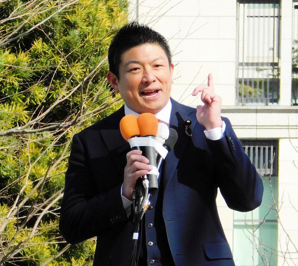 演説する参政党・神谷宗幣代表