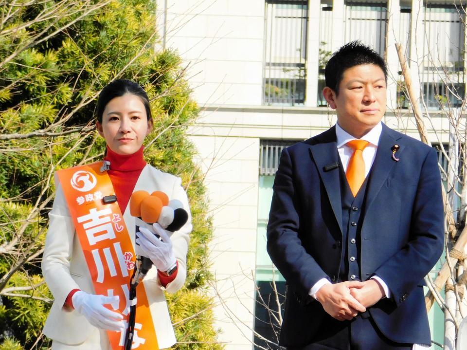 演説する参政党・吉川りな氏（左）と神谷宗幣代表