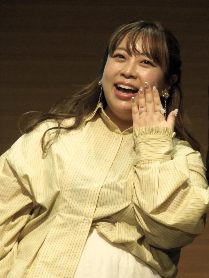 「おにぎりサミットⓇ２０２６」にゲスト出演し、左手薬指を見せ笑顔の餅田コシヒカリ