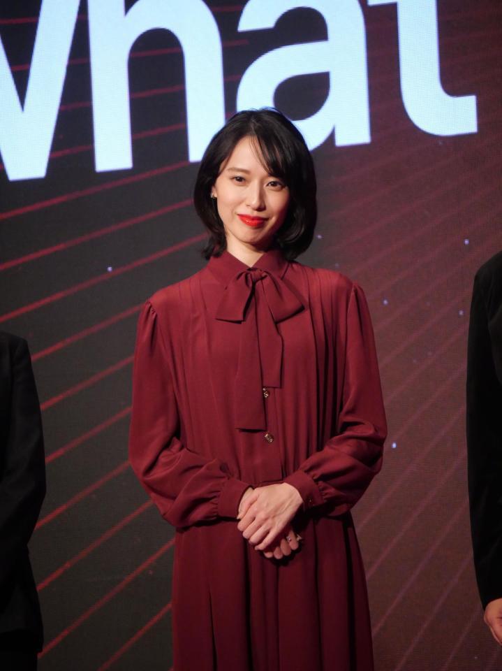 深紅のワンピと赤ルージュで大人の色気を放った戸田恵梨香