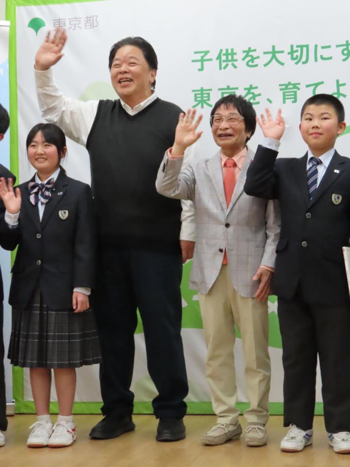 中学生らに特別授業を行った（中央左から）伊集院光、尾木直樹氏