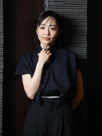 ポーズをとる森田望智（撮影・石井剣太郎）衣装クレジット：ブラウス／ハルノブムラタ、リング／ジュスティーヌ　クランケ（ともにザ・ウォール　ショールーム）、イヤーカフ／リューク▼問い合わせ先 ザ・ウォール　ショールーム　０５０-３８０２-５５７７ リューク　ｉｎｆｏ＠ｒｉｅｕｋ．ｃｏｍ＜ｍａｉｌｔｏ：ｉｎｆｏ＠ｒｉｅｕｋ．ｃｏｍ＞