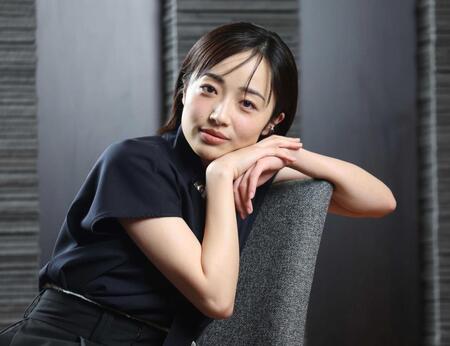 　助演女優賞の森田望智　衣装：ブラウス／ハルノブムラタ、リング／ジュスティーヌ　クランケ（ともにザ・ウォール　ショールーム）、イヤーカフ／リューク