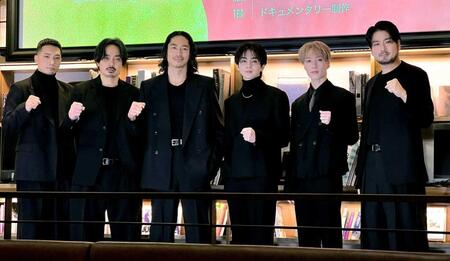　（左から）ＳＷＡＹ、青柳翔、ＥＸＩＬＥ　ＡＫＩＲＡ、吉野北人、藤原樹、平沼紀久氏