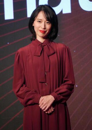 　笑顔を見せる戸田恵梨香