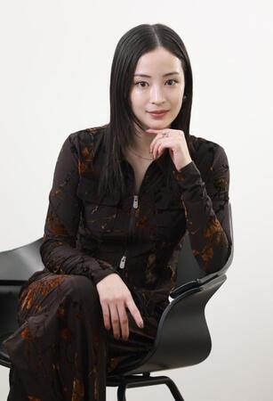 ポーズをとる広瀬すず（撮影・石井剣太郎）