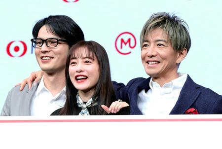 　笑顔で肩を組む（右から）木村拓哉、石原さとみ、水上恒司（撮影・西岡正）