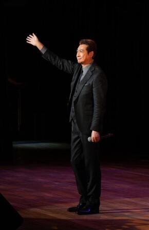 「ステージは良薬」と語る山川豊