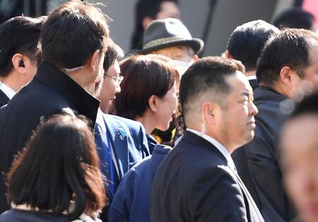 街宣車を降りて集まった聴衆と触れ合う高市早苗首相（後方中央）（撮影・開出牧）