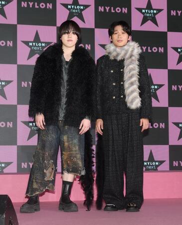 ポーズをとるナユタのホリコシ（右）とおのはら＝渋谷パルコ（撮影・石井剣太郎）