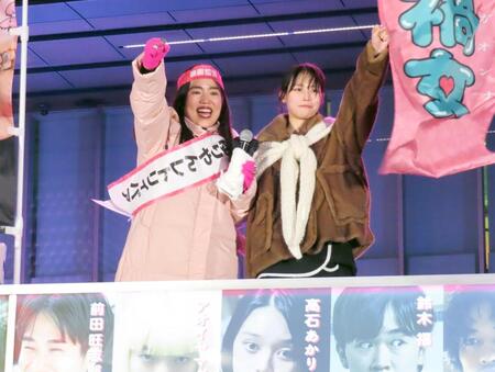 聴衆に呼びかけるゆりやんレトリィバァ（左）と南沙良