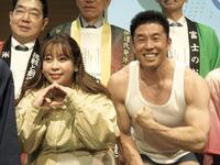 「おにぎりサミットⓇ２０２６」にゲスト出演した（左から）餅田コシヒカリ、なかやまきんに君