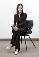 ポーズをとる広瀬すず（撮影・石井剣太郎）