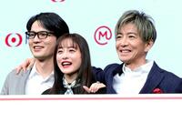 　笑顔で肩を組む（右から）木村拓哉、石原さとみ、水上恒司（撮影・西岡正）