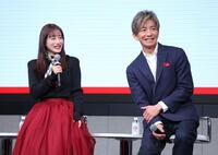 石原さとみ（左）とトークする木村拓哉（撮影・西岡正）