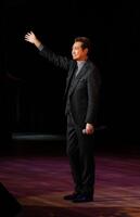 「ステージは良薬」と語る山川豊