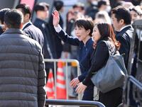 街宣車を降りて聴衆に手を振る高市早苗首相（撮影・開出牧）