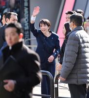 街頭演説を終え街宣車から降りて聴衆に手を振る高市早苗首相（撮影・開出牧）