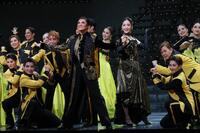 宝塚月組「侍タイムスリッパー」フィナーレ鳳月杏（中央）