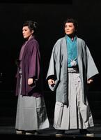 宝塚月組「侍タイムスリッパー」鳳月杏（右）、風間柚乃