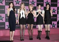 ポーズをとるＫｉｉｉＫｉｉｉ＝渋谷パルコ（撮影・石井剣太郎）