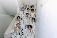 リリースイベントの舞台裏で笑顔を見せたＩＮＩ　©ＬＡＰＯＮＥ　ＥＮＴＥＲＴＡＩＮＭＥＮＴ