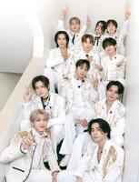 舞台裏で笑顔を見せたＩＮＩ©ＬＡＰＯＮＥ　ＥＮＴＥＲＴＡＩＮＭＥＮＴ