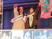 映画イベントで聴衆に呼びかけるゆりやんレトリィバァ（左）と南沙良