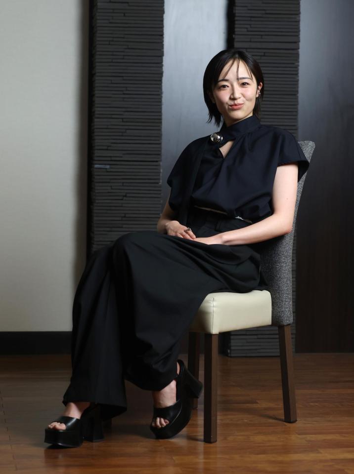 ポーズをとる森田望智（撮影・石井剣太郎）衣装クレジット：ブラウス／ハルノブムラタ、リング／ジュスティーヌ　クランケ（ともにザ・ウォール　ショールーム）、イヤーカフ／リューク▼問い合わせ先 ザ・ウォール　ショールーム　０５０-３８０２-５５７７ リューク　ｉｎｆｏ＠ｒｉｅｕｋ．ｃｏｍ＜ｍａｉｌｔｏ：ｉｎｆｏ＠ｒｉｅｕｋ．ｃｏｍ＞