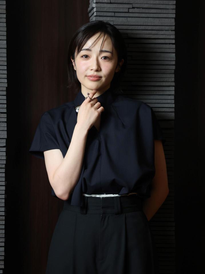 ポーズをとる森田望智（撮影・石井剣太郎）衣装クレジット：ブラウス／ハルノブムラタ、リング／ジュスティーヌ　クランケ（ともにザ・ウォール　ショールーム）、イヤーカフ／リューク▼問い合わせ先 ザ・ウォール　ショールーム　０５０-３８０２-５５７７ リューク　ｉｎｆｏ＠ｒｉｅｕｋ．ｃｏｍ＜ｍａｉｌｔｏ：ｉｎｆｏ＠ｒｉｅｕｋ．ｃｏｍ＞