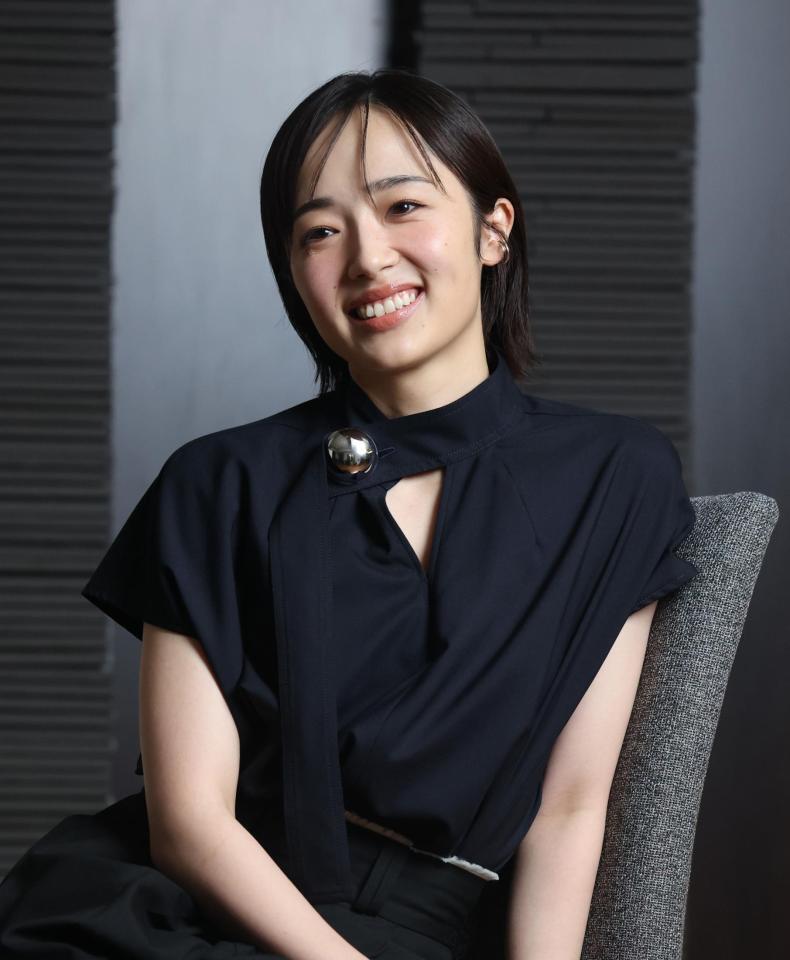 森田望智（撮影・石井剣太郎）衣装クレジット：ブラウス／ハルノブムラタ、リング／ジュスティーヌ　クランケ（ともにザ・ウォール　ショールーム）、イヤーカフ／リューク▼問い合わせ先 ザ・ウォール　ショールーム　０５０-３８０２-５５７７ リューク　ｉｎｆｏ＠ｒｉｅｕｋ．ｃｏｍ＜ｍａｉｌｔｏ：ｉｎｆｏ＠ｒｉｅｕｋ．ｃｏｍ＞