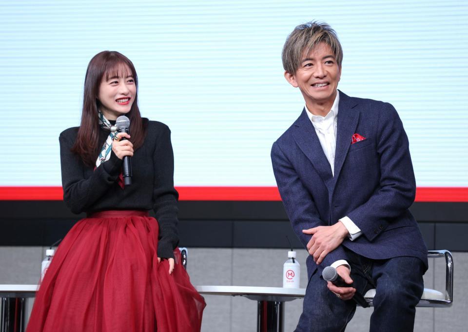 石原さとみ（左）とトークする木村拓哉（撮影・西岡正）