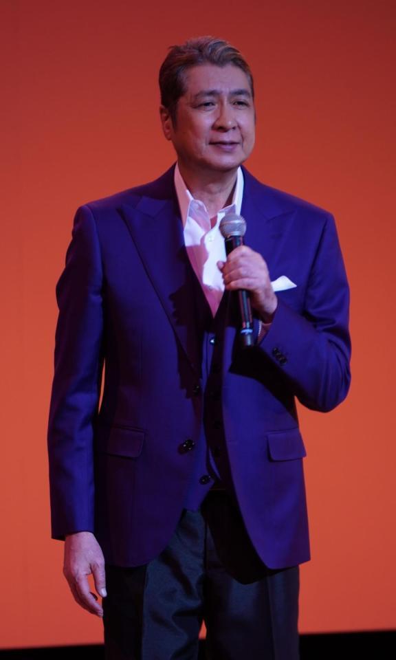 熱唱する山川豊