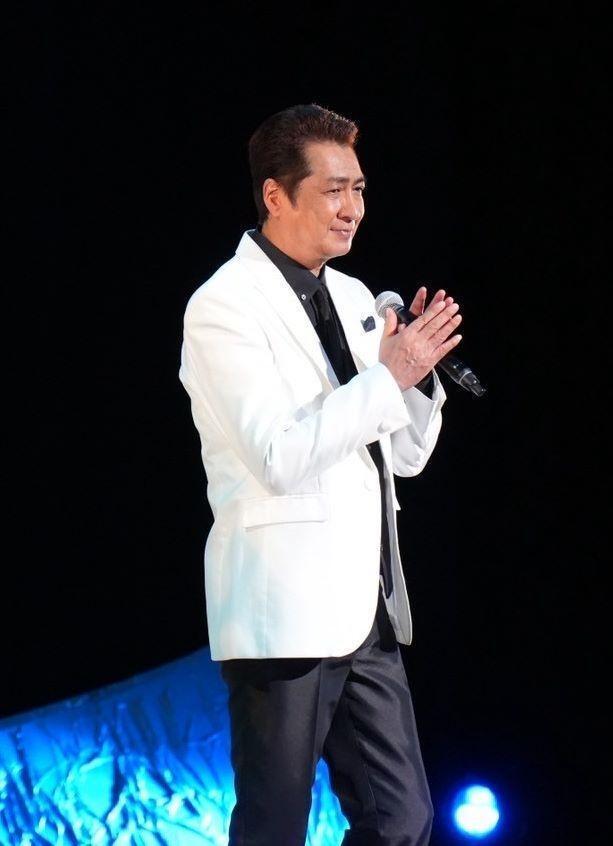 熱唱する山川豊