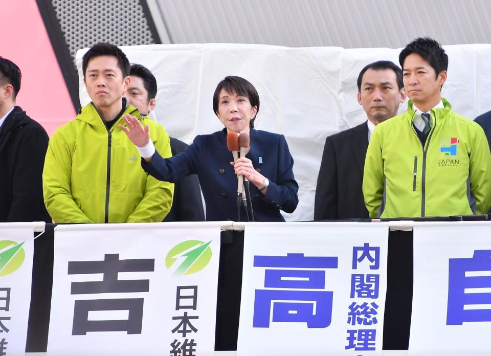 合同演説会で第一声を放つ高市早苗首相（中央）、左は維新・吉村洋文代表、右は維新・藤田文武共同代表（撮影・開出牧）