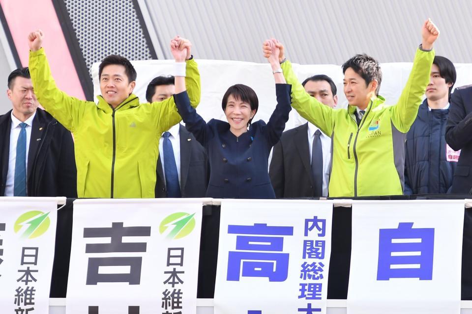 合同演説会で第一声を発し笑顔をふりまく高市早苗首相（中央）。左は維新・吉村洋文代表、右は維新・藤田文武共同代表（撮影・開出牧）