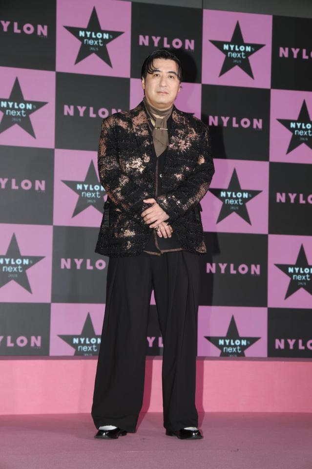 ポーズを決める佐久間宣行氏