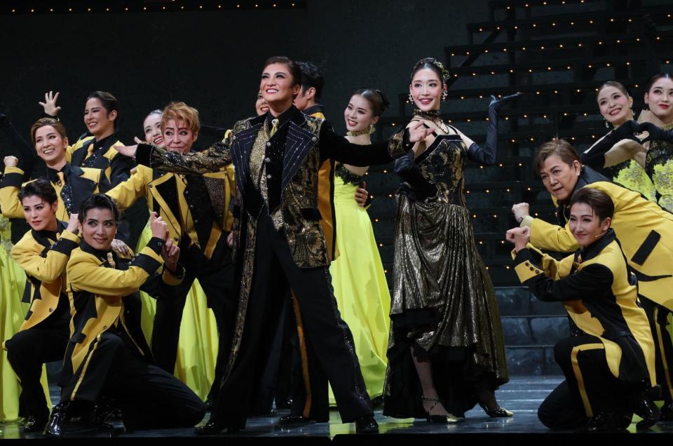 宝塚月組「侍タイムスリッパー」フィナーレ鳳月杏（中央）