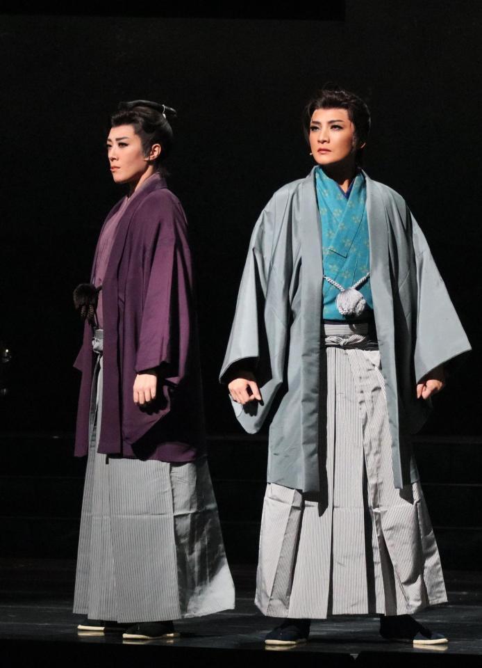 宝塚月組「侍タイムスリッパー」鳳月杏（右）、風間柚乃