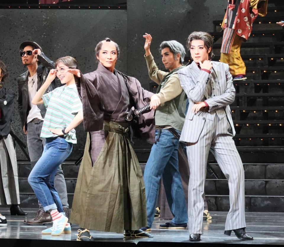 「侍タイムスリッパー」鳳月杏（中央）、風間柚乃（右）、天紫珠李