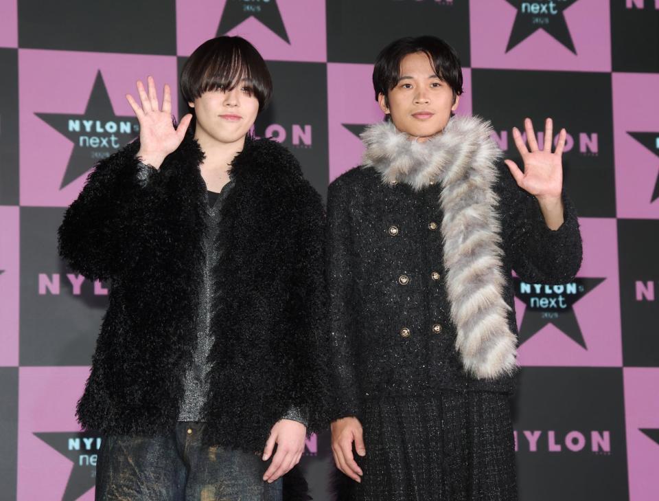 ポーズをとるナユタのホリコシ（右）とおのはら＝渋谷パルコ（撮影・石井剣太郎）