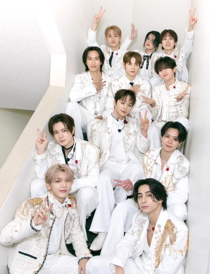 舞台裏で笑顔を見せたＩＮＩ©ＬＡＰＯＮＥ　ＥＮＴＥＲＴＡＩＮＭＥＮＴ