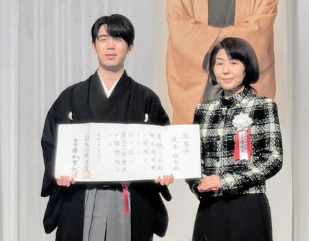 日本将棋連盟の清水市代会長（右）から推挙状を受け取った藤井聡太竜王＝都内
