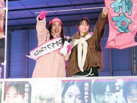 聴衆に呼びかけるゆりやんレトリィバァ（左）と南沙良