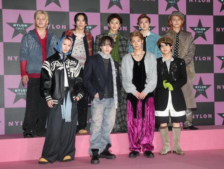 ポーズをとる超特急の（前列左から）シューヤ、マサヒロ、アロハ、ハル（後列同）カイ、リョウガ、タクヤ、ユーキ、タカシ（撮影・石井剣太郎）