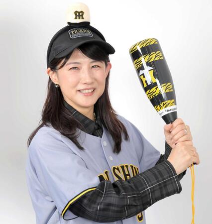 愛用のグッズを身につけ笑顔を見せる中江有里（撮影・西岡正）