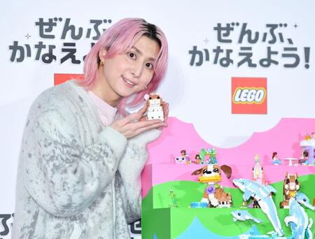 レゴのどうぶつシリーズを手に笑顔の佐久間大介（撮影・開出牧）