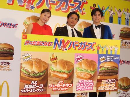 マクドナルド「Ｎ．Ｙ．バーガーズ」新商品発表会に出席した（左から）みちょぱ、ＧＥＮＥＲＡＴＩＯＮＳの数原龍友、片寄涼太